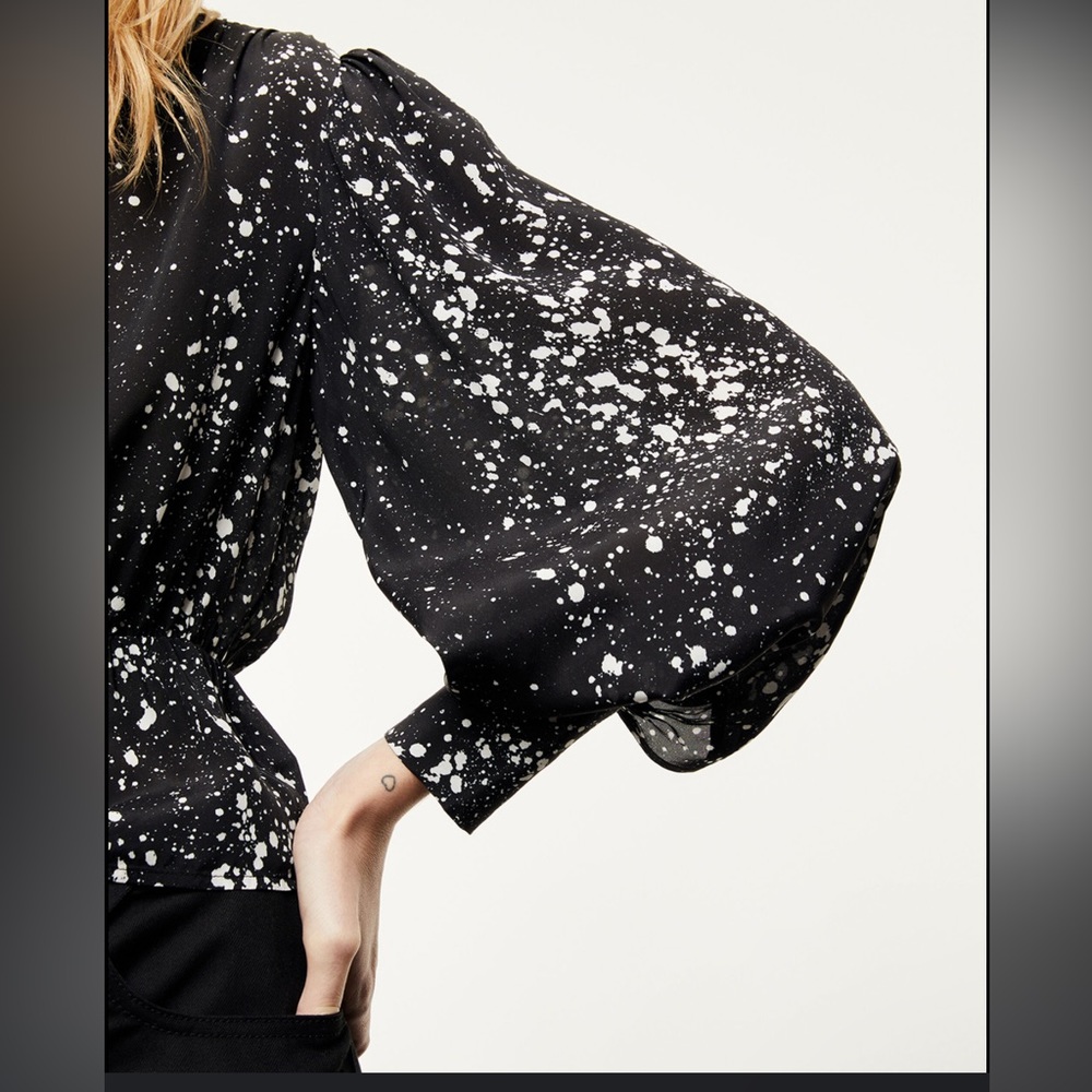 Peplum hem puffed sleeve v-neck top